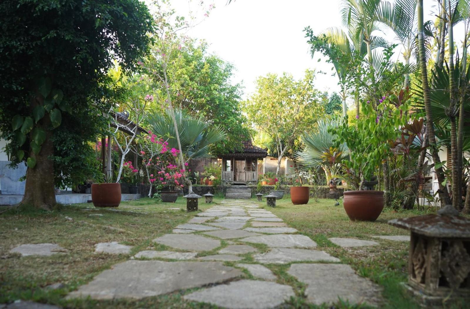 Blue Garden Yogyakarta Hotel Bangunjiwo Buitenkant foto