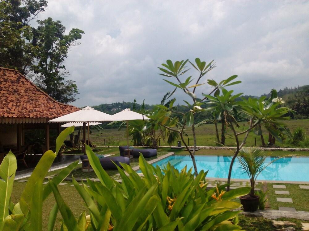 Blue Garden Yogyakarta Hotel Bangunjiwo Buitenkant foto